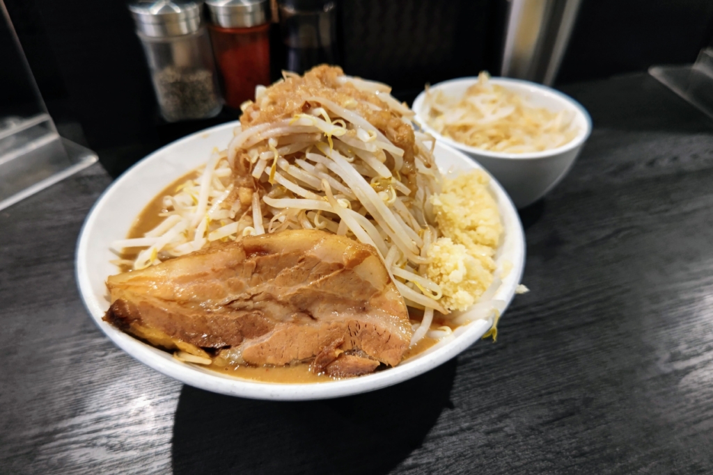 ラーメン フクロウ：中味噌ラーメン（３００ｇ）、野菜マシマシ（別皿） 久しぶりの二郎インスパイア！ | 釣りするカツオに食べるカツオ